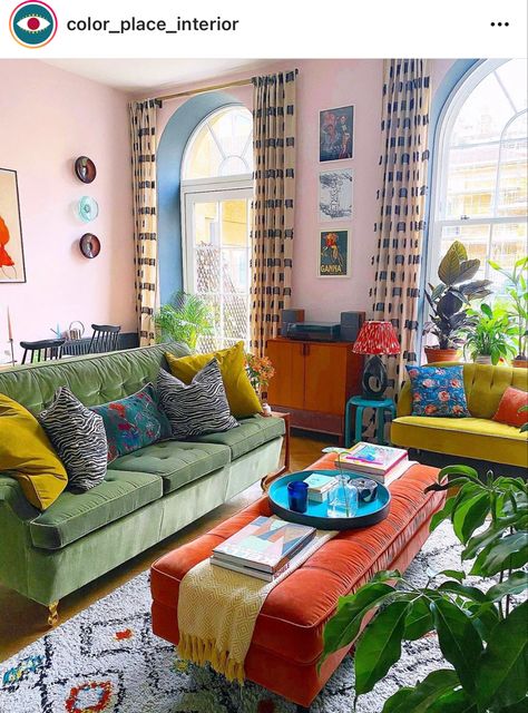 Homey Houses Interior, Eclectic And Boho Decor, Vintage House Decoration, Modern Latino Decor, Home Interior Design Colorful, Maximalist Bohemian Decor, Mid Century Modern With Color, Colorful Home Inspiration, Vintage Colorful Home Decor