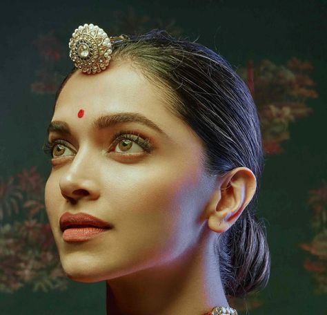 Dipika Padukone, Deepika Padukone Style, Royal Beauty, Indian Photoshoot, Real Gold Jewelry, Elegant Photo, Jewelry Model, Indian Celebrities, Instagrammer