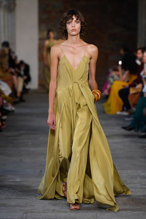 Alberta Ferretti RTW Spring 2022 [PHOTOS] – WWD Alberta Ferretti, The Collection, Fashion News, Slip Dress, Fashion Design