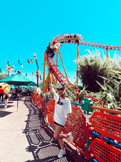 Toy Story Land Photo Ideas, Christmas At Disney World Aesthetic, Disneyworld Orlando Aesthetic, Disney World Picture Spots, Hollywood Studios Instagram Pictures, Disney Florida Aesthetic, Disney Hollywood Studios Pictures, Disney Vacation Aesthetic, Cute Disney World Pictures