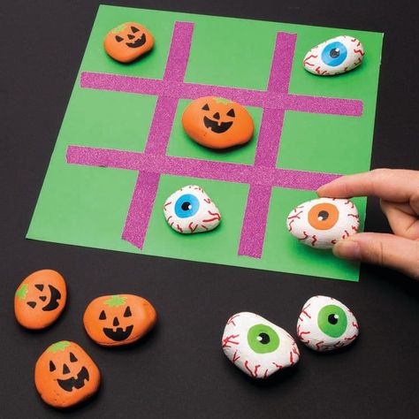 Halloween : des idées d'activités manuelles créatives à faire avec un enfant Kindergarten Halloween Crafts, Bricolage Halloween, Halloween Class Party, Halloween Kindergarten, Manualidades Halloween, Easy Halloween Crafts, Halloween Activities For Kids, Felt Halloween, Craft Activity