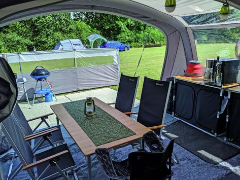 Tent Kitchen Setup, Caravan Awning Set Up Ideas, Camping Tent Set Up Ideas, Family Tent Setup, Air Tent Camping, Caravan Set Up Ideas, Camping Outdoor Setup, Tent Setup Ideas Camping, Tent Camping Set Up