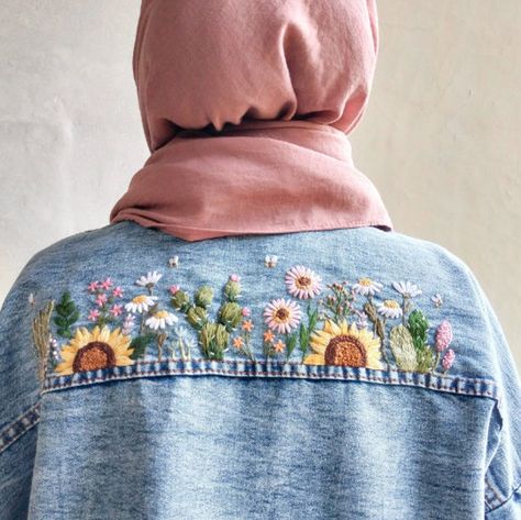 Upcycling, Floral Embroidery Denim Jacket, Embroidery Patterns Jacket, Embroidery On Denim Fabric, Floral Embroidery On Jeans, Flower Embroidery Jean Jacket, Embroidered Jeans Jacket, Jeans Jacket Embroidery Ideas, Embroidery On Jeans Jackets