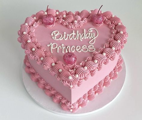 17 Doğum Günü, Heart Shaped Birthday Cake, 19th Birthday Cakes, Bolo Vintage, Heart Birthday Cake, Vintage Birthday Cakes, 18th Cake, Pearl Cake, Sweet 16 Birthday Cake