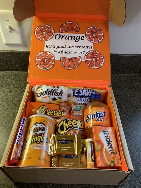 September Gifts For Coworkers, Orange Birthday Box Ideas, Box Of Orange Gift Ideas, Gift Box For Boyfriend Care Packages, Orange Birthday Gifts, Color Care Package Ideas, Orange Themed Gifts, Orange Box Gift Ideas, Color Themed Gift Baskets Orange