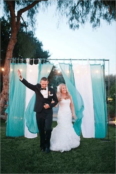 7 Ways To Hide The Bride At An Outdoor Wedding - Wedding Hacked Backyard Wedding Aisle, Backyard Wedding Ideas Reception, Backyard Bbq Party Decorations, Outdoor Wedding Entrance, Wedding Ideas Reception, Entrance Wedding, Backyard Wedding Ideas, Diy Backyard Wedding, Reception Entrance