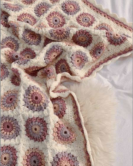 Two Tone Crochet Blanket, Granny Square Crochet Blanket Pattern, Sophisticated Crochet, Granny Square Haken, Crochet Blanket Designs, Mode Crochet, Haken Baby, Blanket Patterns, Diy Crochet Projects