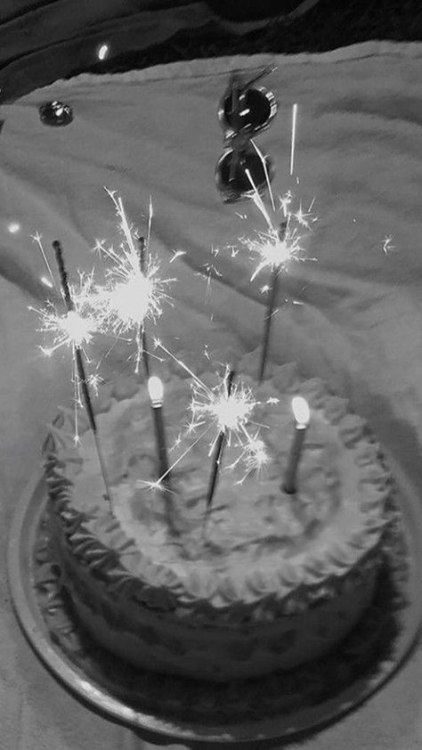 Sparkle Party Aesthetic, Black And White Birthday Pictures, Glitz And Glam Aesthetic Party, Silver Party Aesthetic, Black Party Aesthetic, Black Out Party Theme, Black And Silver Birthday Theme, Black And White Party Aesthetic, Winter Birthday Aesthetic