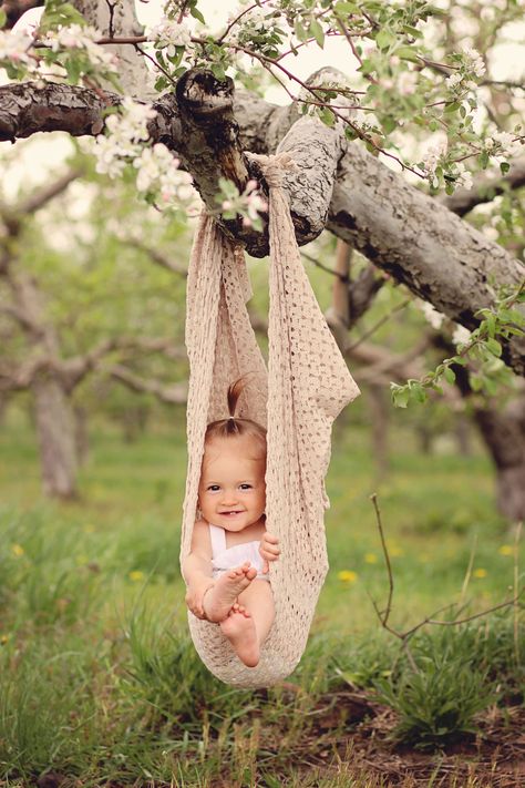 Two Year Old Photoshoot Ideas, Baby Girl 1 Year Photoshooting Ideas, Photography Baby Ideas, Baby Girl Photoshooting Ideas 1 Year, Apple Blossom Photo Shoot, Baby Shoot Ideas 1 Year, Baby One Year Photoshoot, One Year Baby Photo Ideas, Toddler Photo Shoot Ideas