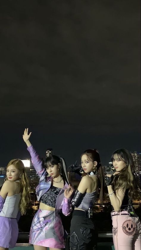 Kpop Wallpaper Lockscreen, Aespa Ot4, Winter Karina, Shin Yuna, Kpop Girl Bands, Kpop Posters, Wallpaper Lockscreen, Black Mamba, Best Friends Photos