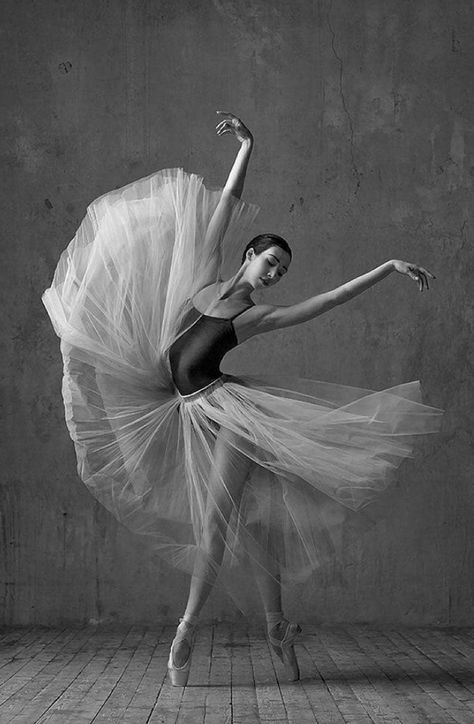 Ballet Photography Poses, Ballerina Photography, Ballerina Poses, Dance Picture Poses, Ballet Dance Photography, Dance Photo Shoot, Dancer Photography, Ballerina Dance, Ballet Pictures