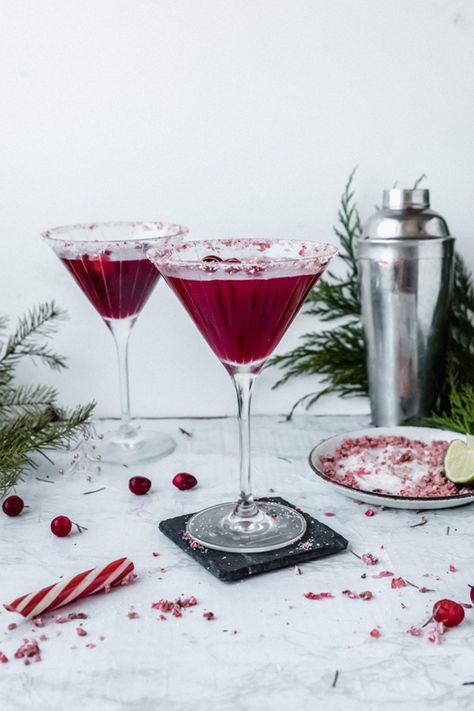 Santa Clausmopolitan, Cosmopolitan Recipe, Xmas Drinks, Festive Holiday Drinks, Citrus Vodka, Christmas Punch Recipes, Christmas Punch, Garlic Head, Holiday Cocktail