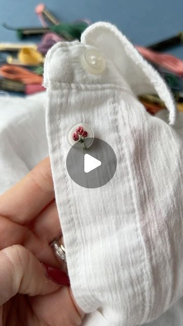 Couture, Denim Shirt Embroidery Ideas, L Embroidery, Sewing Instagram, Embroidery Buttons, Denim Embroidery, Inexpensive Crafts, Handmade Embroidery Designs, Contemporary Embroidery