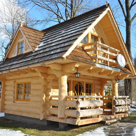 From luxury mountainside cabins with a view to simple handcrafted log homes, there are cabins for just about every style and budget. Tiny Cabins, Log Cabin Homes, Mini Chalet, Tiny Log Cabins, Tiny Log Cabin, Small Log Homes, Log Cabin Ideas, Small Log Cabin, Little Cabin