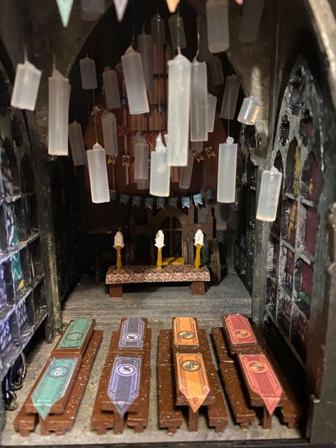 Harry Potter themed book nook Harry Potter Shoe Box Project, Bookshelf Diorama Harry Potter, Diy Book Nook Harry Potter, Harry Potter Nook Book, Harry Potter Diarama Ideas, Book Nook Decor Ideas, Harry Potter Diorama Ideas, Hunger Games Book Nook, Book Nooks Harry Potter