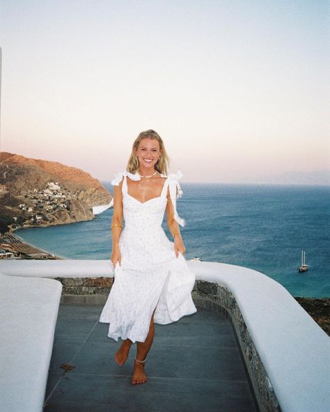 Josefine Vogt, Greek Outfit, Sundress Aesthetic, White Dress Outfit Summer, Greek Style Dress, White Beach Outfit, Cabo Outfits, Greece Dress, White Dress Aesthetic