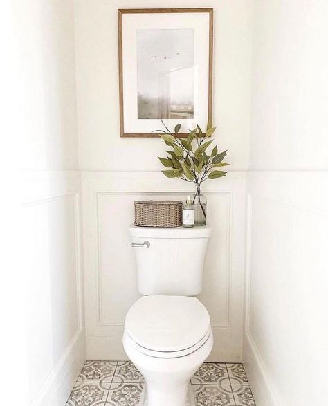 Gold Half Bathroom Ideas, Light Green Small Bathroom, Home Staging Ideas Bathroom, Shower Staging Ideas, Cozy Guest Bathroom, Toilet Area Decor, Small White Bathroom Decor, Modern Classic Powder Room, French Country Guest Bathroom