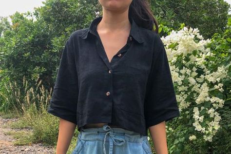Cropped Linen Shirt Outfit, Boxy Top Outfit, Crop Blouse Outfit, Cropped Shirt Outfit, Boxy Cropped Shirt, Linen Shirt Outfit, Unique Women Tops, Linen Shirts Women, Linen Crops