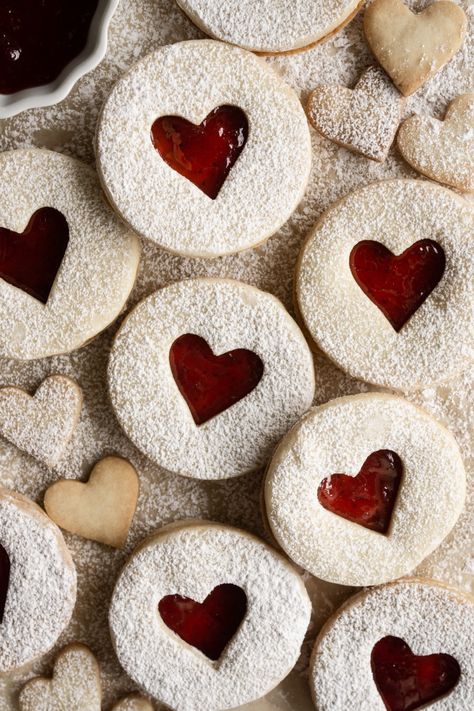 Linzer Cookies Recipe, Cherry Bars, Kreative Snacks, Valentines Baking, Linzer Cookies, Dessert Platter, Jam Cookies, Frosting Tips, Valentine Desserts