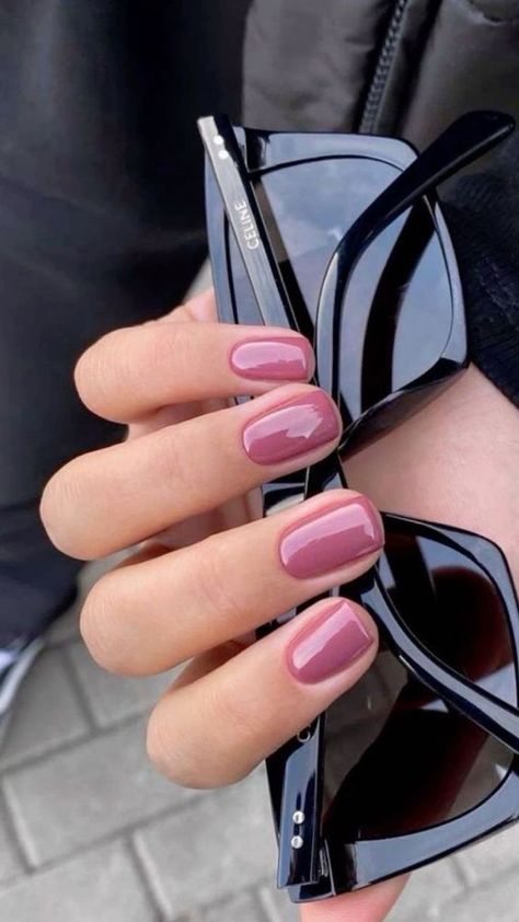 30 Short Classy Nails You Need to Try 2024 Bubblegum Pink Nails, Latest Nail Colours, Spring Nail Polish Colors, Natural Nails Manicure, Instant Nails, New Nail Trends, Festive Nail Art, Nail Color Trends, Manicure Colors