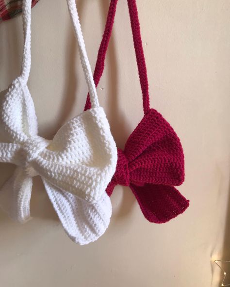 Crochet bow bag Available colors rhom en story 🤍 Prix :2400da✨ Crochet, Crochet Bow Bag, Crochet Bow, Crochet Bows, Bow Bag, Bag Crochet, On Instagram, Quick Saves, Color