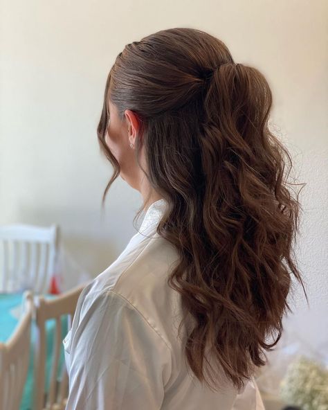 Interesting Hairstyles For Long Hair, Cutesie Hairstyles, Orchestra Concert Hairstyles, Medium Length Hair Styles Half Up, Half Up Half Down Ponytail Wedding Hair, Strapless Hairstyles, Hair Ideas For Brunettes Styles, Puerto Rican Hairstyles, Prom Hair Up