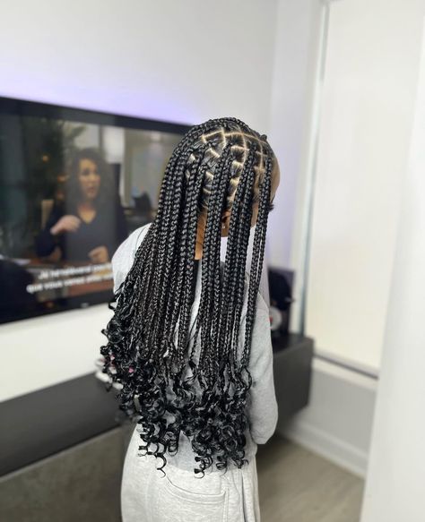 Short Knotless Braids With Curled Ends, Medium Knotless Braids Curls At The End, Short Braids Curled Ends, Knotless Braids Back Length, Braids With Curls At The End Medium, Cute Braids With Curls At The End, Medium Knotless Braids With Curls At End, Lower Back Knotless Braids, Medium Knot Less Braids With Curls