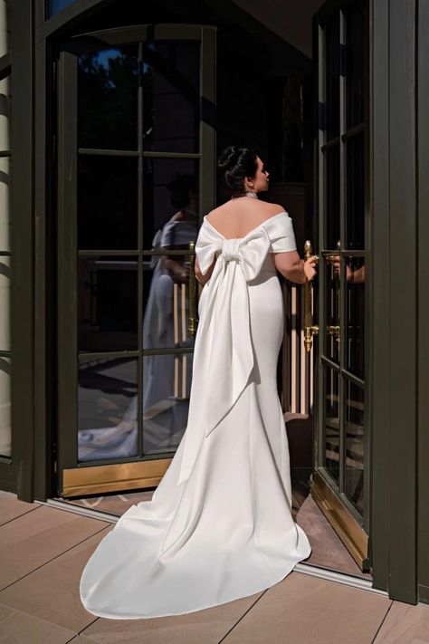 Unmatched Elegance: Plus-Size Off-the-Shoulder Godet Silhouette with Removable Collar and Bow! – Marelli Exclusive Dresses For Big Bust, Custom Design Dress, Boho Veils, Special Occassion Dress, Occassion Dresses, Big Wedding Dresses, Waist Corset, Plus Size Bride, Removable Collar