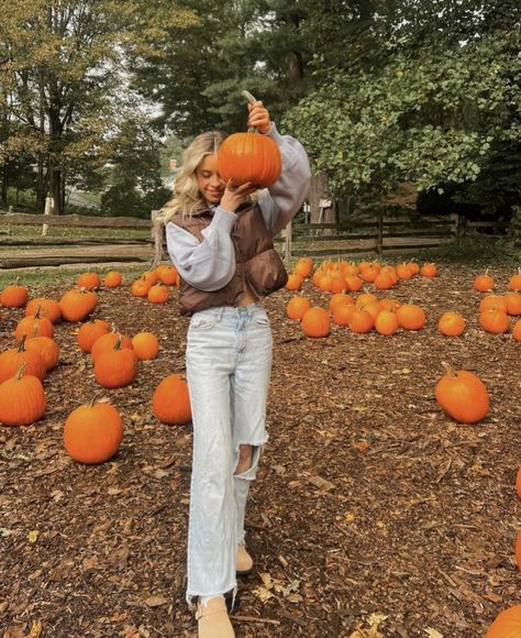 Cute Pumpkin Picking Outfits, Pumping Patch Outfit, Pumpkin Patch Fashion, Pumpkin Patch Fall Outfits, Pumpkin Patch Date Outfit, Pumpkin Patch Inspo Pics, Warm Pumpkin Patch Outfit, Pumpkin Patch Outfit Cold Weather, Outfits For Pumpkin Patch Fall