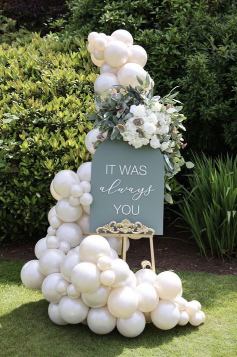 Anniversary Theme Decoration, Brunch Engagement Party Decor, Wedding Welcome Sign Balloons, Balloons For Wedding Reception, Wedding Welcome Sign With Balloons, Wedding Balloon Arrangements, Balloons At Wedding Reception, Wedding Sign With Balloons, Engagement Party Balloon Ideas