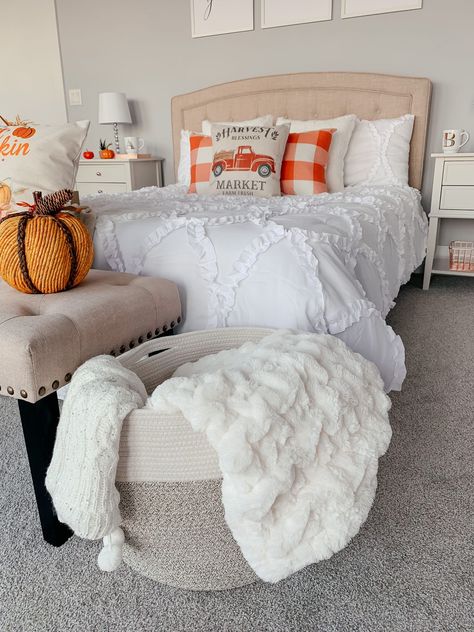 Master Room Fall Decor, Fall Bed Inspiration, Fall Bedding Bedrooms Farmhouse, Fall Aesthetic Bedroom Ideas, Fall Bedroom Bedding Ideas, Fall Bed Set, Fall Theme Bedroom Ideas, Diy Fall Decor For Bedroom, Fall Decor Themes