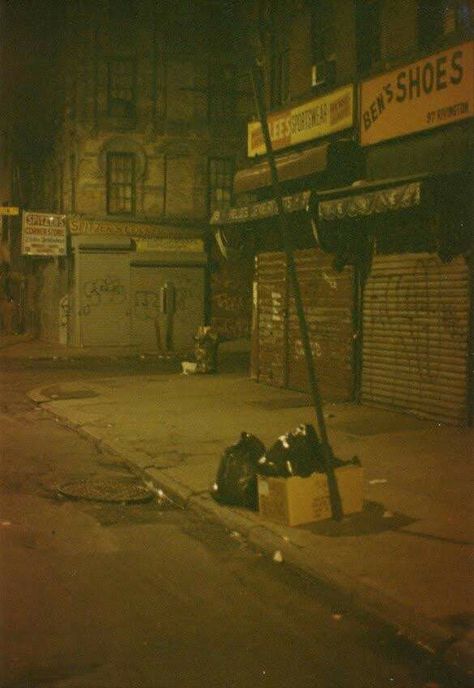 CREEPIEST LES PICTURE I HAVE EVER SEEN...Rivington and Ludlow Vintage New York, 80s New York, Photographie New York, Nyc History, New York Aesthetic, Lower East Side, Dessin Adorable, New York Street, Jeju