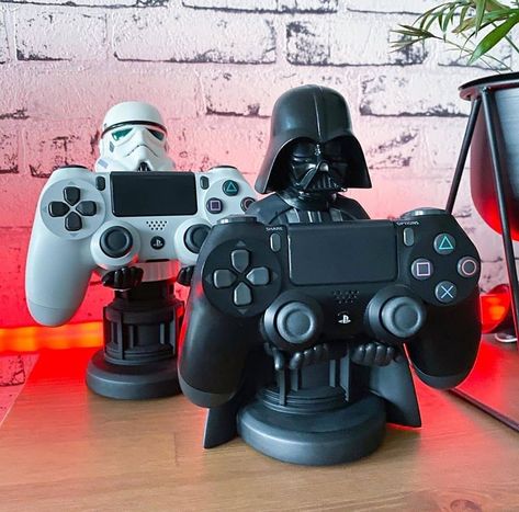 Gaming Controller Holder, 3d Print Controller Holder, Star Wars Gaming Setup, Controller Holder Diy, Star Wars Gaming Room, Star Wars 3d Print, Xbox Game Room Ideas, Ideas Impresion 3d, Star Wars Game Room