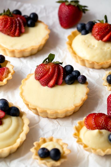 Tea Party Pastries Desserts, Small Tarts Desserts, Mini Tarts Decoration, Fruit Tarts Recipe Dessert, Fruit Tartes, Pretty Dessert Recipes, Mother’s Day Tea Party, Mini Tarts Dessert, Mini Desserts Recipes