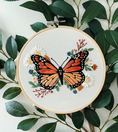 Modern Hand Embroidery Patterns, Hand Embroidery Patterns Free, Diy Embroidery Patterns, Handmade Embroidery Designs, Pola Sulam, Butterfly Embroidery, Embroidery Patterns Vintage, Hand Embroidery Art, Embroidery Patterns Free