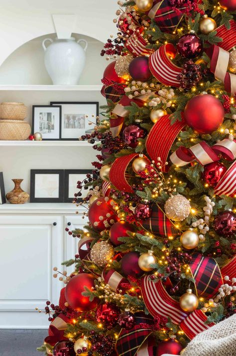 Christmas Tree Colour Scheme, Christmas Tree Inspo, Red And Gold Christmas, Red Gold Christmas, Gold Christmas Tree Decorations, Red And Gold Christmas Tree, Christmas Tree Decorating Themes, Gold Christmas Decorations, Traditional Christmas Tree