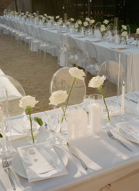 Wedding Simple Flower Centerpieces, White Rose Reception, White Table Set Up, Single White Roses Wedding Table, Minimalist Luxury Wedding, Flower Less Wedding, Wedding Table White Roses, Wedding Aesthetic Minimalist, Single Rose Wedding Decor
