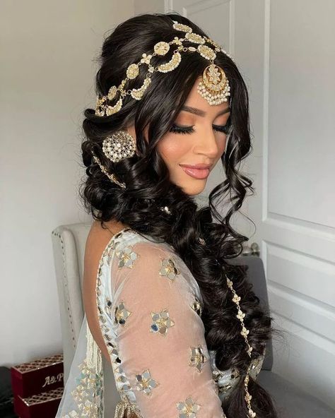 Hairstyles For Lehenga, Punjabi Hairstyles, Desi Bridal Makeup, Pakistani Wedding Hairstyles, Mehndi Hairstyles, Asian Bridal Hair, Makeup Consultation, Lehenga Hairstyles, Pakistani Bridal Hairstyles