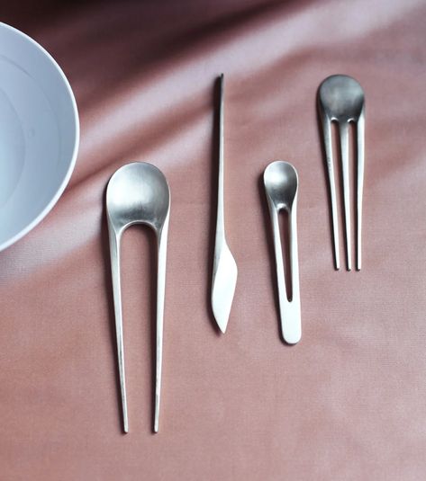 Redesigned cutlery aims at breaking the barriers between cuisines by creating a fusion of tradition and function - Yanko Design Cutlery Design, House Decor Modern, Yanko Design, Chopsticks, Cutlery Set, Plates And Bowls, Forks, Dessert Table, Main Course