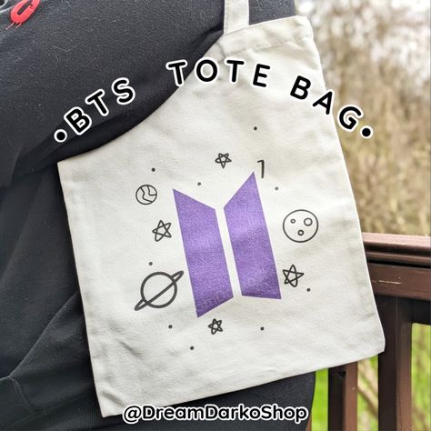 "BTS Tote Bag 💖 DETAILS: *Size is approx 13.7\" x 11\" *Can fit multiple items with ease including books, a small laptop, mail, etc. *Made of canvas material - single sided design ❗ This order has tracked shipping included in the price to ensure that orders arrive safely and do not get lost.❗ ⭐ALL ITEMS SHIP FROM MARYLAND, USA. PLEASE ALLOW AT MINIMUM 7 DAYS FOR YOUR ORDER TO ARRIVE IN CASE OF DELAYS WITH USPS.  🔴 NO SHIPPING DATES ARE GUARANTEED.  PLEASE UNDERSTAND THAT ONCE YOUR ORDER IS DRO Bts Tote Bag, Tote Bag Bts, Pop Clothes, Decorated Tote Bags, Bts Diy, Bts Bag, Bts Purple, Small Laptop, Bag Details