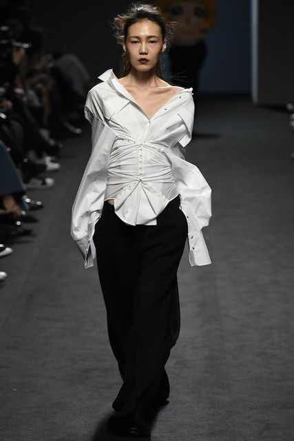 Pushbutton, Look #35 Upcycling, Shirt Reconstruction, Deconstruction Fashion, Fashion Design Classes, 60s Women, Creative Clothes, Fall Fashion 2016, Monochrome Fashion, Lovely Tops