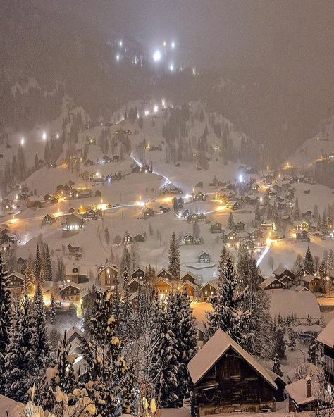 Grindelwald, Switzerland looks like a cozy place to spend the winter - 9GAG Natal, Grindelwald Switzerland, Cosy Winter, Christmas Town, A Court Of Mist And Fury, Winter Wallpaper, Winter Scenery, Christmas Memory, Winter Pictures