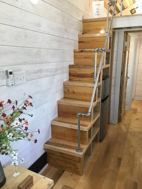 Tinyhome Interior, Tiny House Stairs Storage, Tiny House Stairs Ideas, Farmhouse Homestead, Cabin Stairs, Storage Stairs, Wohne Im Tiny House, Stairs Storage, Tiny House Stairs