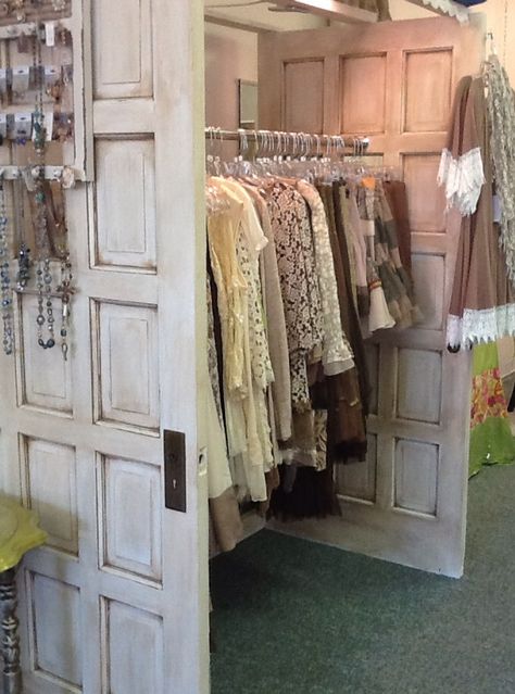 Old doors as clothing rack Boutique Clothing Displays, Antique Booth Ideas, Clothing Store Displays, Door Rack, Boutique Display, Clothing Displays, Boutique Decor, Booth Display, Boutique Interior