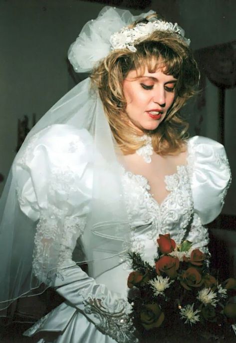 25 Gorgeous Photos That Defined Bridal Styles in the Late 1980s and Early ’90s ~ vintage everyday Wedding Dress 80s, Wedding Dresses 80s, 90s Wedding, 90s Wedding Dress, Style Année 80, 1980s Wedding, 80s Wedding, Retro Wedding Dresses, Transgender Bride