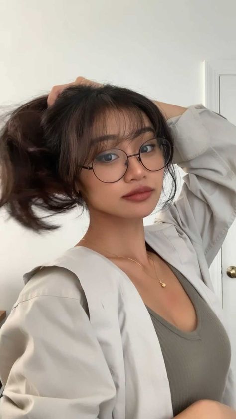 Haircut For Glasses Women, Hangtw Instagram, Korean Glasses, Bangs And Glasses, Woman With Glasses, Glasses For Round Faces, People With Glasses, Hang Nguyen, Classy Glasses