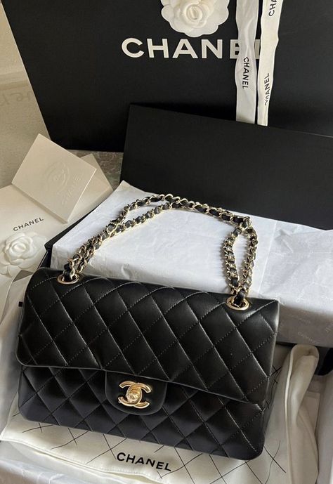 Chanel Black Aesthetic, Black Chanel Bag, Chanel Bag Black, Chanel Bag Classic, Channel Bags, Chanel Classic Flap Bag, Expensive Bag, Tas Chanel, Luxury Bags Collection