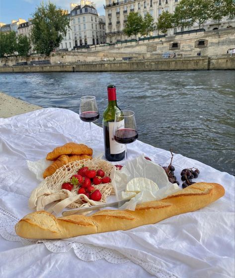 Summer Picnic Ideas, Bucket List For Couples, Paris Picnic, Paris Wine, Picnic In Paris, Spring Bucket List, Wine Picnic, Unique Date Ideas, Bucket List Spring