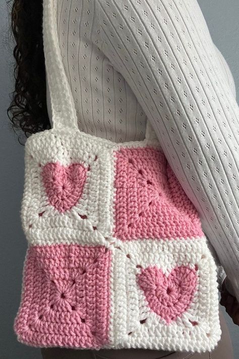 Extremely gorgeous and stunning crochet hand knitted hand made tote bag shoulder bag designs 40s Mode, Purses Patterns, Granny Square Haken, Crochet Patron, Crochet Business, Crochet Clothing And Accessories, Crochet Design Pattern, Crochet Handbags Patterns, Kawaii Crochet