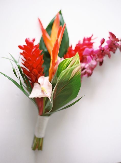 Bird Of Paradise Wedding Bouquet, Tropical Wedding Table, Tropical Wedding Bouquets, Tropical Wedding Theme, Tropical Wedding Inspiration, Coral Bridesmaid, Tropical Beach Wedding, Costa Rica Wedding, Tropical Wedding Flowers